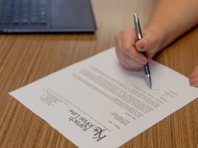 Testament notarialny daje większą pewność prawną niż własnoręczny i trudniej go podważyć