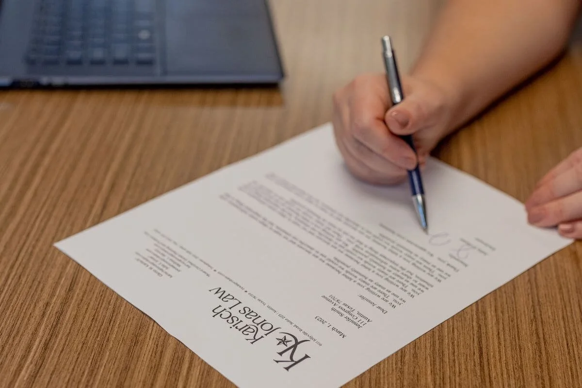 Testament notarialny daje większą pewność prawną niż własnoręczny i trudniej go podważyć