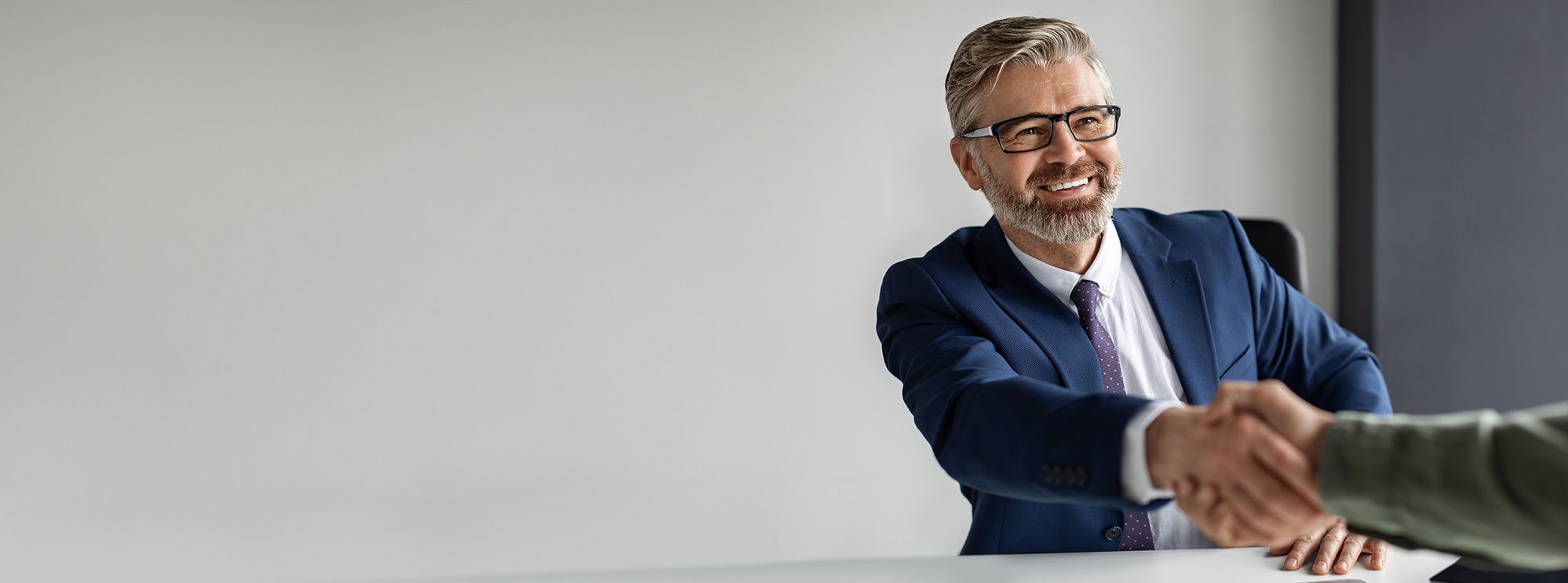 Kobieta i mężczyzna przeglądający paragrafy umowy na tablecie w coworkingu