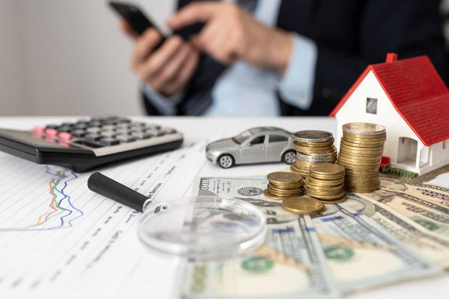 Osoba z lupą analizuje klauzule zachowku w dokumencie prawnym