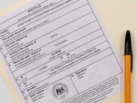 Oficjalny dokument z kwadratową czerwoną pieczęcią apostille i numerem identyfikacyjnym