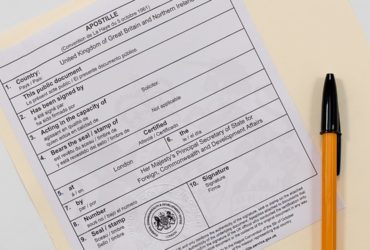 Oficjalny dokument z kwadratową czerwoną pieczęcią apostille i numerem identyfikacyjnym