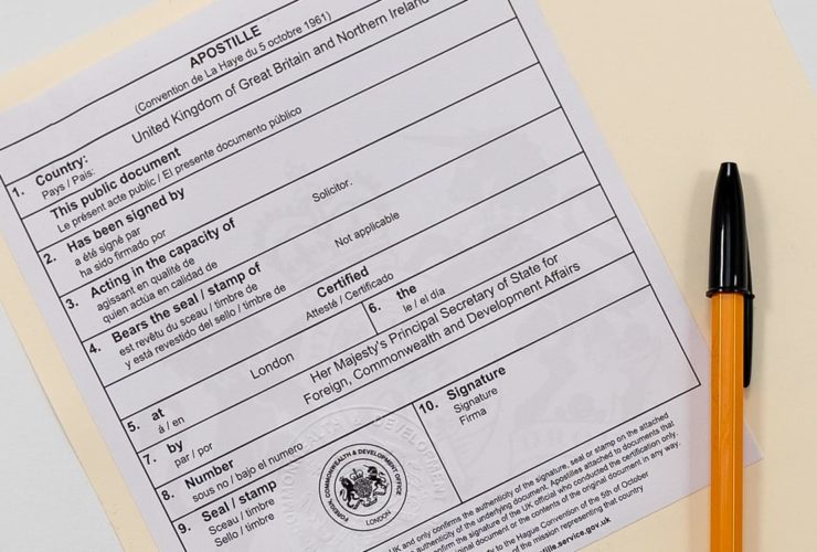 Oficjalny dokument z kwadratową czerwoną pieczęcią apostille i numerem identyfikacyjnym