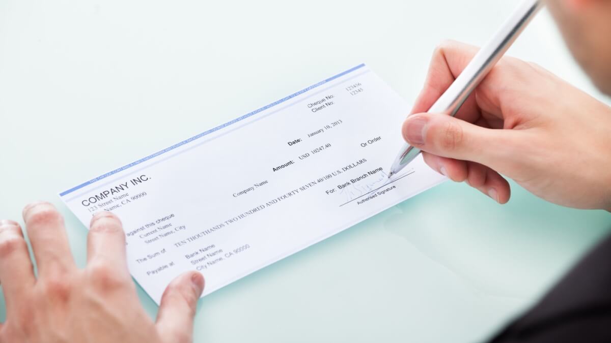 Uśmiechnięty klient ściskający dłoń prawnika po pozytywnej decyzji sądowej