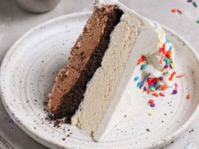 Domowa kuchnia z kolorowymi ciastami owocowymi na czystym stole