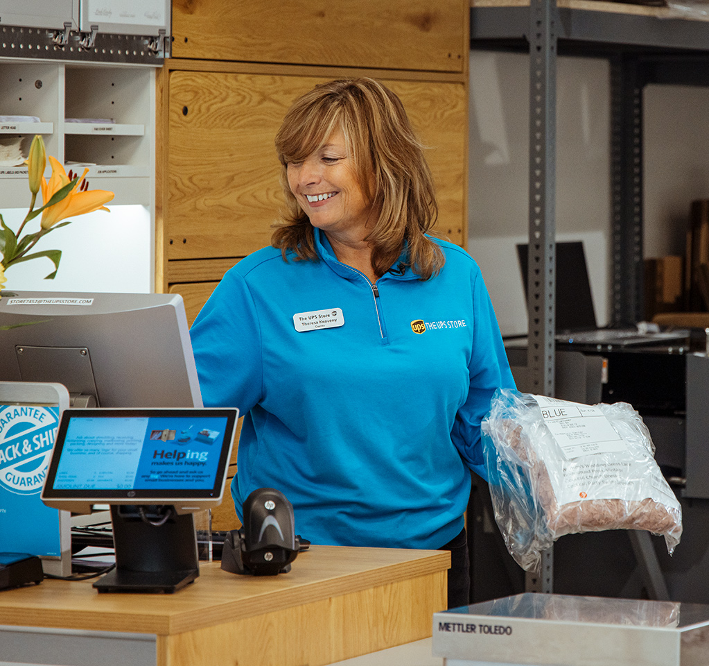 przygotowana paczka do odesłania kartonowe pudełko z naklejoną etykietą zwrotu towaru obok taśmy pakującej