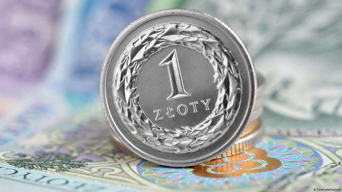 Mężczyzna w garniturze podpisuje umowę kredytową z logo CHF i dokumentami hipotecznymi