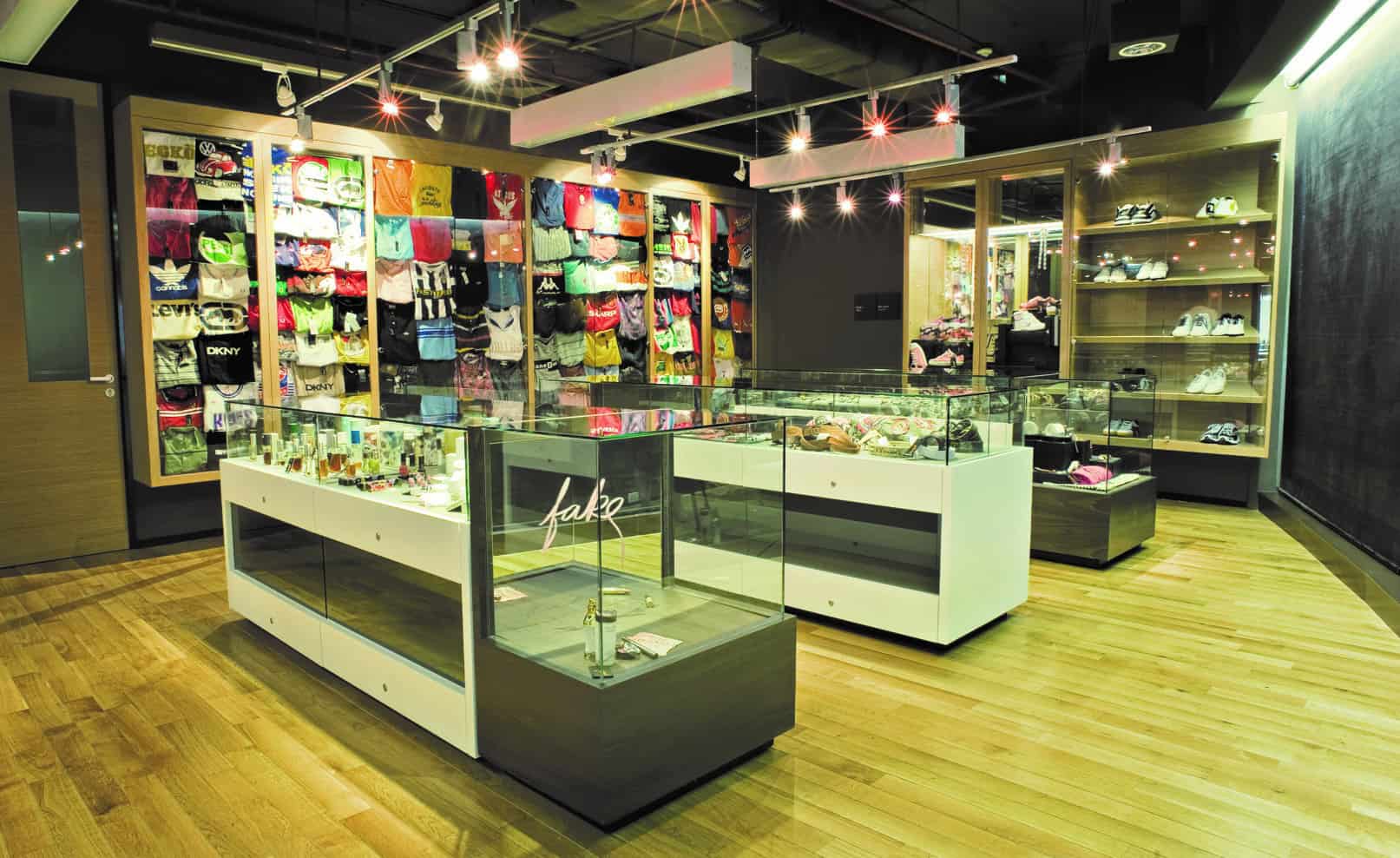 Podobna nazwa i logo nowej firmy obok starej znanej marki na szyldach