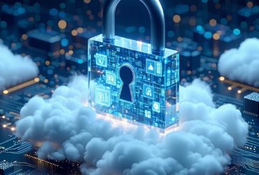 Mężczyzna w garniturze trzyma metalową tarczę przed laptopem z danymi osobowymi