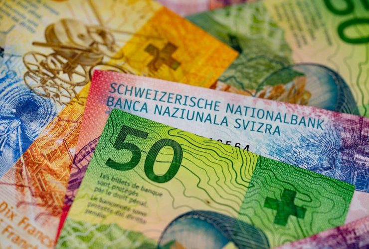 Szczęśliwa rodzina odbiera klucze do nowego domu z frankami szwajcarskimi w dłoniach