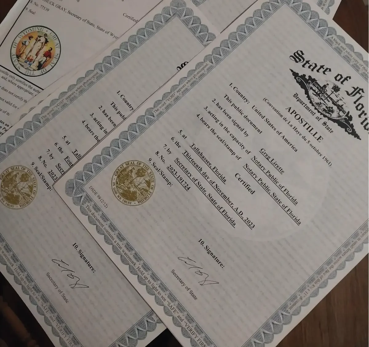 Papierowy formularz wniosku o apostille z wypełnionymi polami i pieczątką urzędu