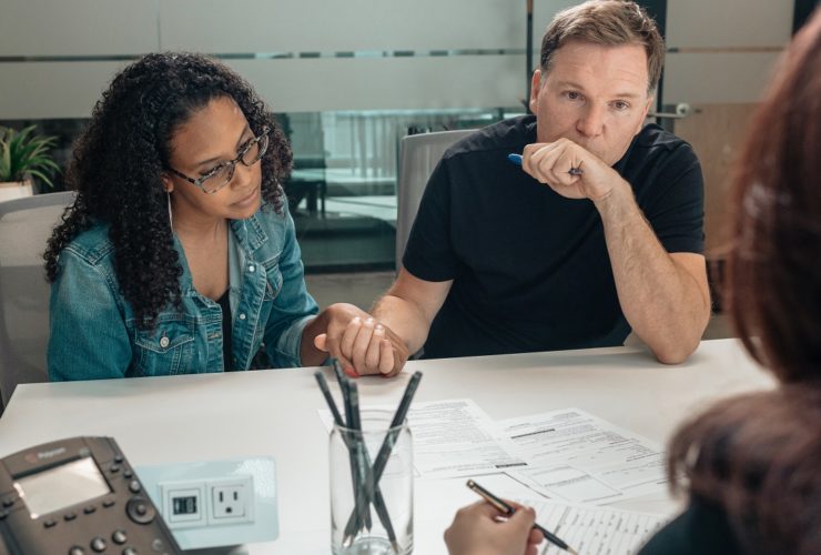 prawnik analizuje dokumenty bankowe