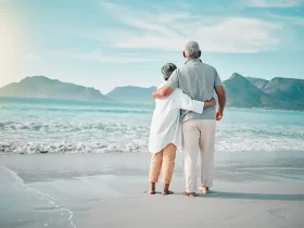 Wielopokoleniowa rodzina siedzi przy stole z testamentem i dokumentami spadkowymi