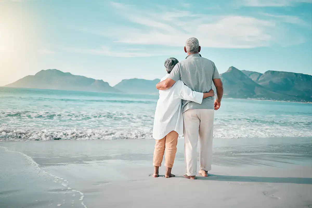 Wielopokoleniowa rodzina siedzi przy stole z testamentem i dokumentami spadkowymi