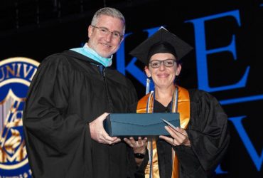 radca prawny w garniturze czytający kodeks przy biurku w kancelarii