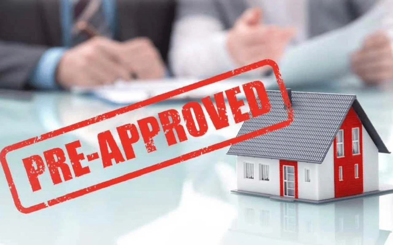 Bankowiec w garniturze wyjaśnia dokument klientowi przy biurku w oddziale