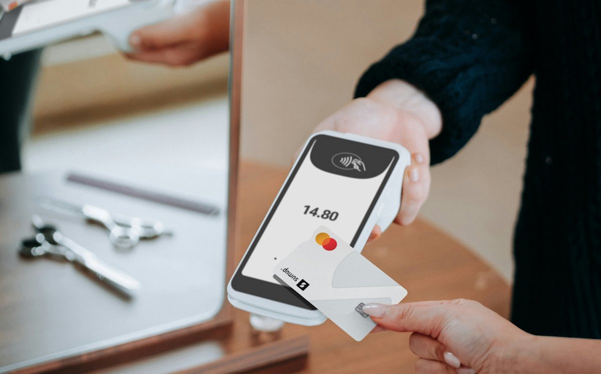 prawnik w krawacie wyjaśnia dokumenty klientowi przy stole