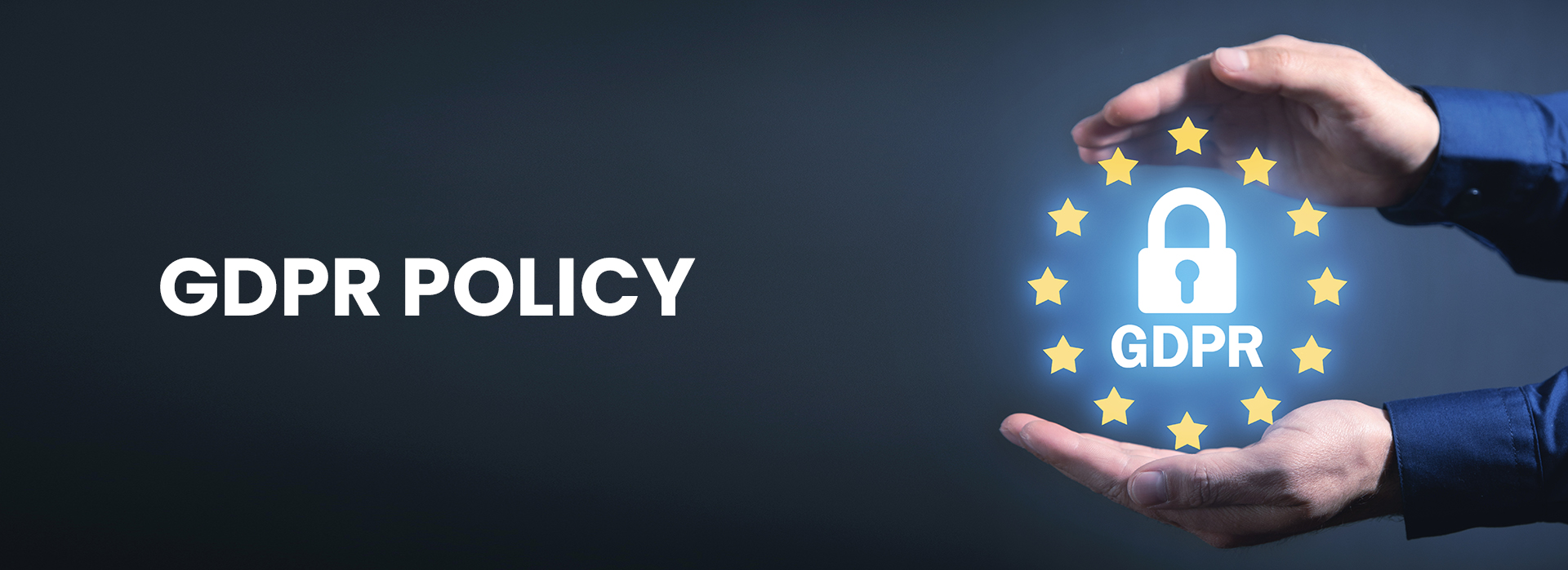 Osoba przegląda dokumenty z zaklejonymi danymi osobowymi czarną taśmą